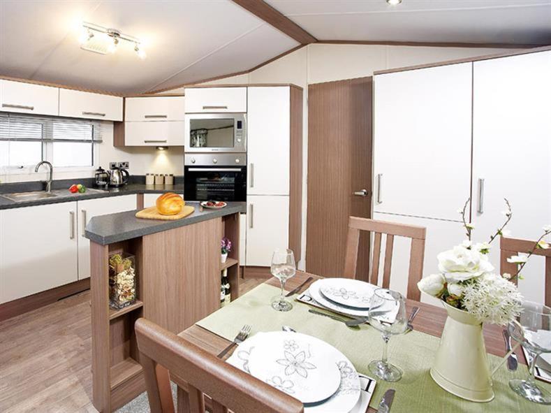 Family Breaks At Rockley Park With Prosecco And A Box Of Chocolates On Arrival Villa Poole Exterior photo