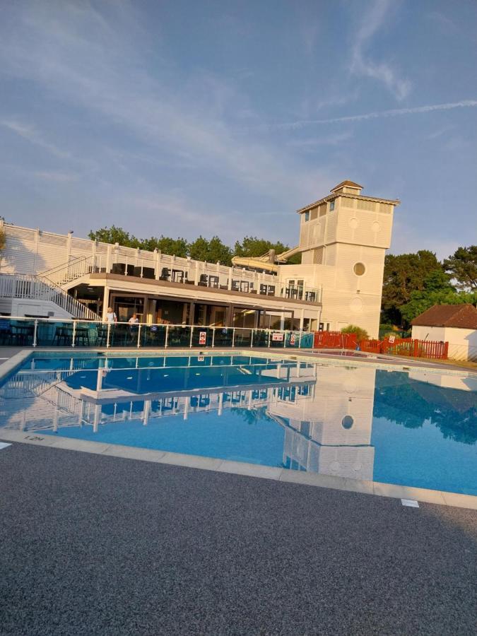 Family Breaks At Rockley Park With Prosecco And A Box Of Chocolates On Arrival Villa Poole Exterior photo